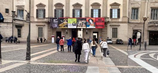 Eingang des Palazzo Reale in Mailand mit aktuellen Ausstellungen