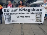 Demonstrantinnen mit Banner 